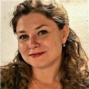 Laureata in giurisprudenza con abilitazione all'insegnamento: ottima conoscenza del diritto, della lingua italiana e della storia